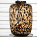 vas kaca leopard berwarna ambar yang tinggi
